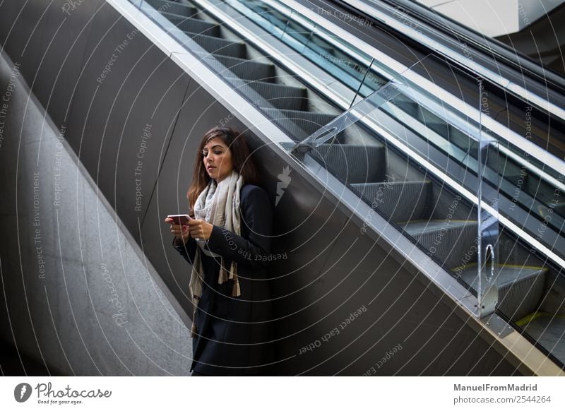 attraktive Geschäftsfrau am Telefon elegant schön Arbeit & Erwerbstätigkeit Beruf Business sprechen Technik & Technologie Mensch Frau Erwachsene Rolltreppe