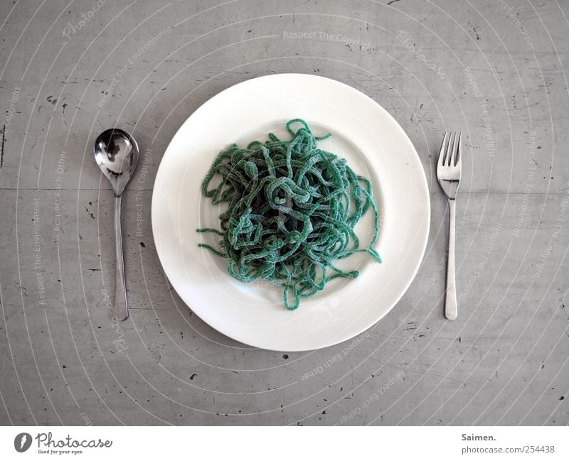 medusa-skalp Lebensmittel Süßwaren Ernährung Mittagessen Geschirr Teller Besteck Gabel Löffel Tisch süß grün Spaghetti Farbfoto Gedeckte Farben Innenaufnahme