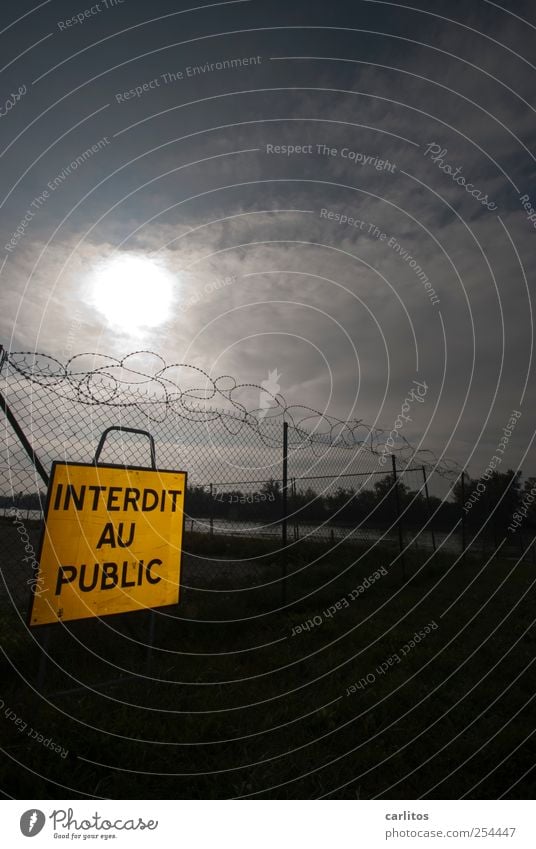 Dann eben nicht ! *motz* Himmel Sonne bedrohlich Stacheldraht Zaun Barriere Verbote Schilder & Markierungen gesperrt Sicherheit Frankreich gelb schwarz Farbfoto