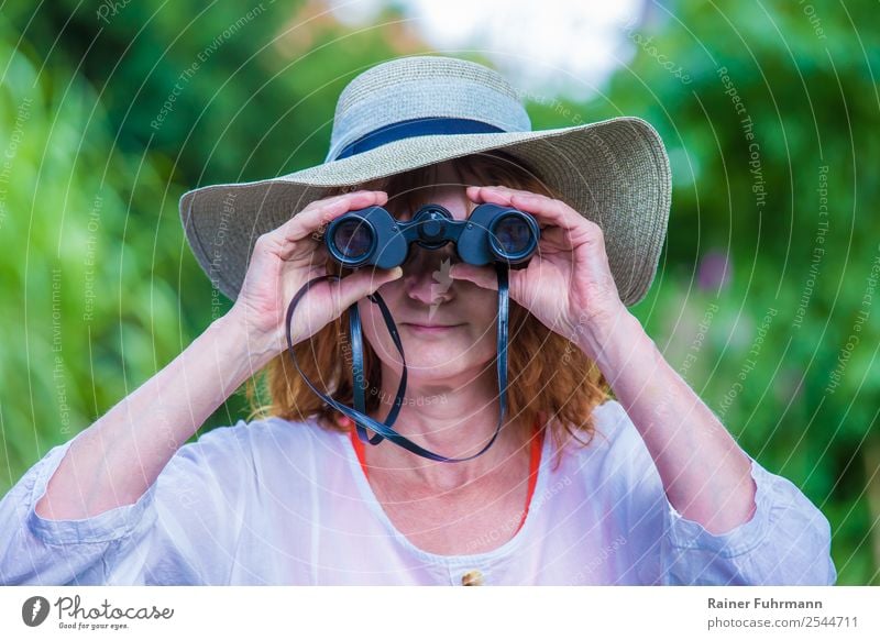 eine Frau mit Hut blickt durch ein Fernglas Mensch feminin Erwachsene 1 beobachten Blick Freundlichkeit Neugier "Frau Fernglas," Farbfoto Außenaufnahme Tag