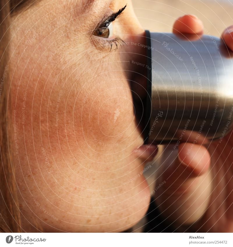 Trink Dich schön! Lebensmittel Thermoskanne Getränk trinken Tee Becher harmonisch Wohlgefühl Ausflug Strand Mensch feminin Frau Erwachsene Gesicht Auge Hand