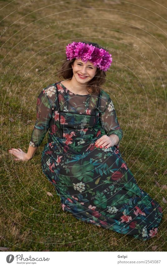 Schönes, kurvenreiches Mädchen Lifestyle Glück schön Haare & Frisuren Schminke Mensch Frau Erwachsene Natur Landschaft Blume Gras Straße Mode Kleid Lächeln