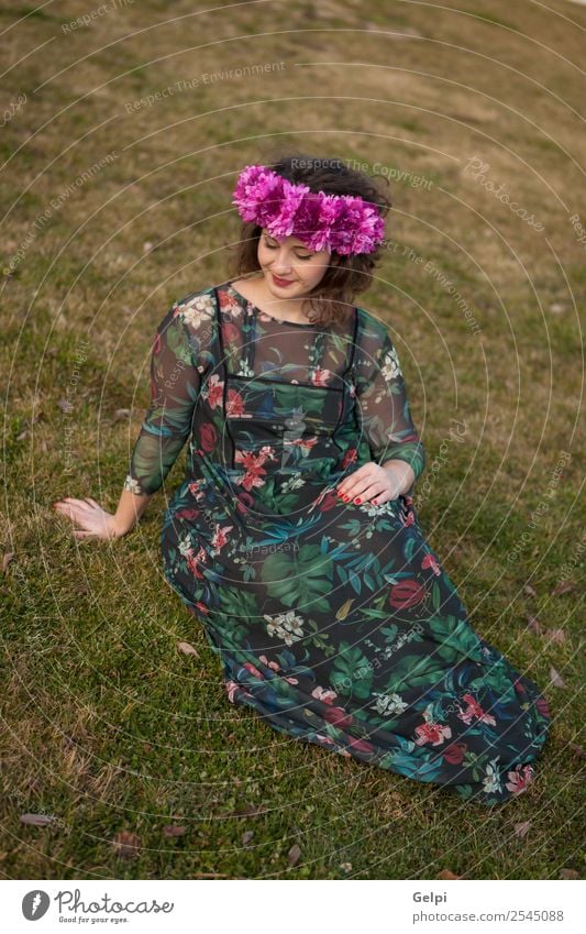 Schönes, kurvenreiches Mädchen Lifestyle Glück schön Haare & Frisuren Schminke Mensch Frau Erwachsene Natur Landschaft Blume Gras Straße Mode Kleid Lächeln