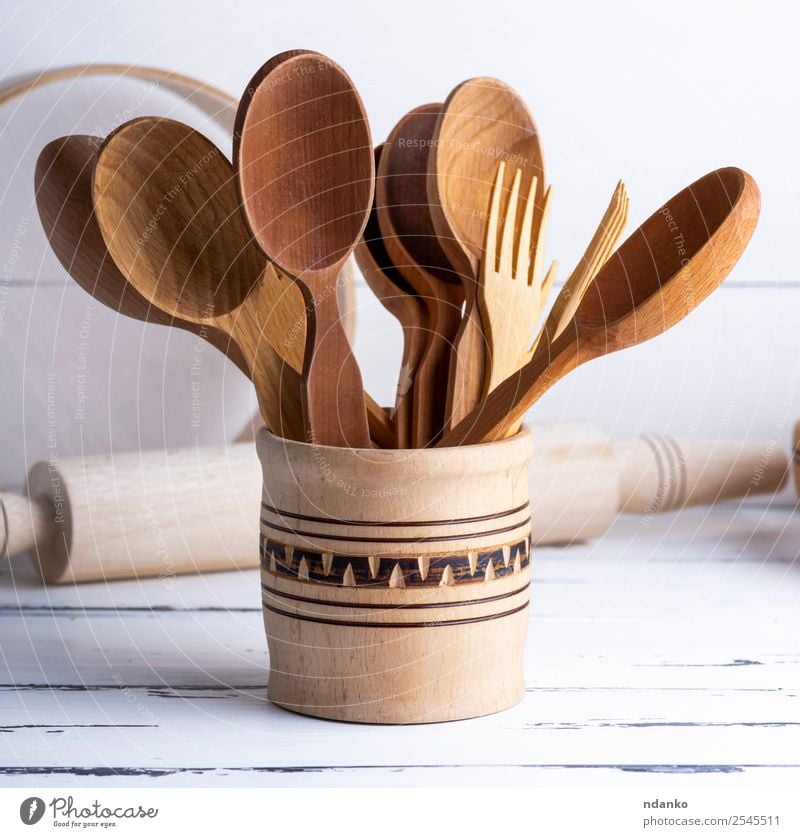 verschiedene Holzobjekte Besteck Gabel Löffel Tisch Küche Werkzeug Sieb braun weiß Tradition Lebensmittel Hintergrund Utensilien Essen zubereiten Raum essen