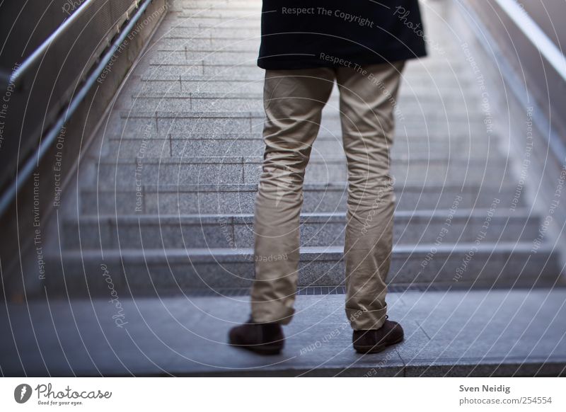 Transit Mensch Beine 1 Verkehrswege Öffentlicher Personennahverkehr blau gelb Farbfoto Gedeckte Farben Tag Kunstlicht Schwache Tiefenschärfe Zentralperspektive