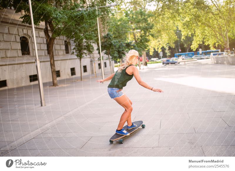 junge Frau beim Schlittschuhlaufen Lifestyle Stil Freude schön Freizeit & Hobby Sommer Erwachsene Stadtzentrum Straße blond Coolness Erotik trendy lässig anonym