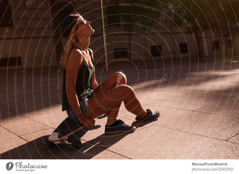 junge Frau, die auf dem Boden ruht. Lifestyle Stil Freude schön Sommer Sonnenbad Erwachsene Stadtzentrum Straße Sonnenbrille blond Coolness Erotik trendy lässig