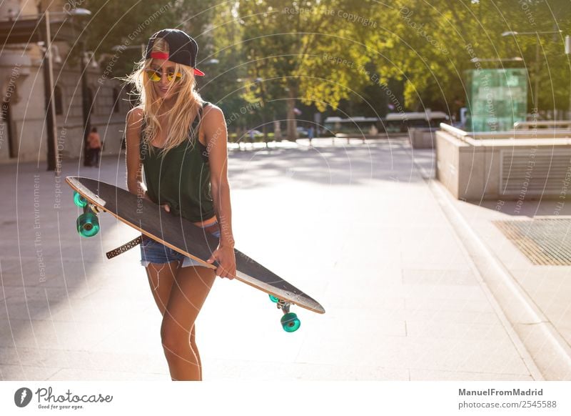 junge Frau beim Eislaufen auf der Straße Lifestyle Stil Freude schön Sommer Erwachsene Stadtzentrum Sonnenbrille blond Coolness Erotik trendy lässig Longboard