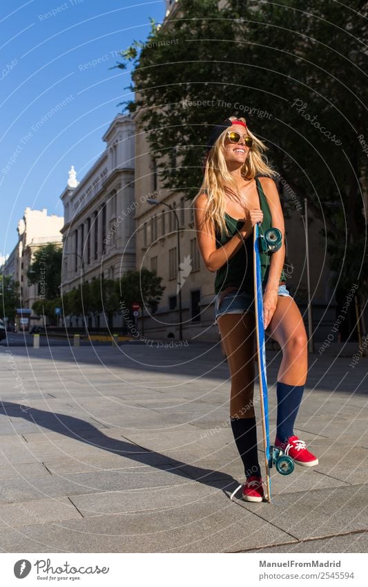 junge Skaterin auf der Straße Lifestyle Stil schön Sommer Frau Erwachsene Mode blond Lächeln stehen Coolness trendy lässig Skateboard heiter Longboard urban