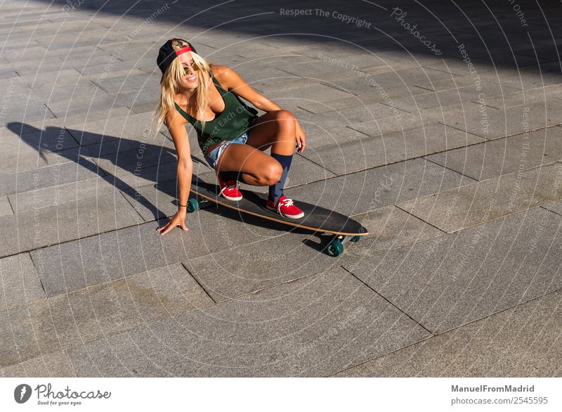 junge Frau beim Schlittschuhlaufen Lifestyle Stil Freude schön Freizeit & Hobby Sommer Erwachsene Stadtzentrum Straße Sonnenbrille blond Lächeln Coolness Erotik