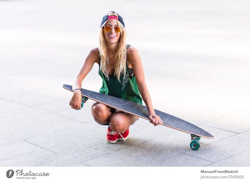 junge Skaterin auf der Straße Lifestyle Stil Freude schön Sommer Frau Erwachsene Stadtzentrum Sonnenbrille blond Lächeln Coolness Erotik trendy lässig Longboard