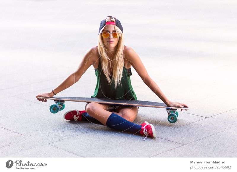 junge schöne Skaterin Lifestyle Stil Freude Sommer Frau Erwachsene Stadtzentrum Straße Sonnenbrille blond Coolness Erotik trendy lässig Longboard Schlittschuh