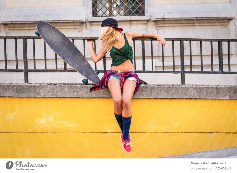 anonyme junge Frau Skaterin Lifestyle Stil Freude schön Sommer Erwachsene Stadtzentrum Straße blond Coolness Erotik trendy lässig Longboard Schlittschuh