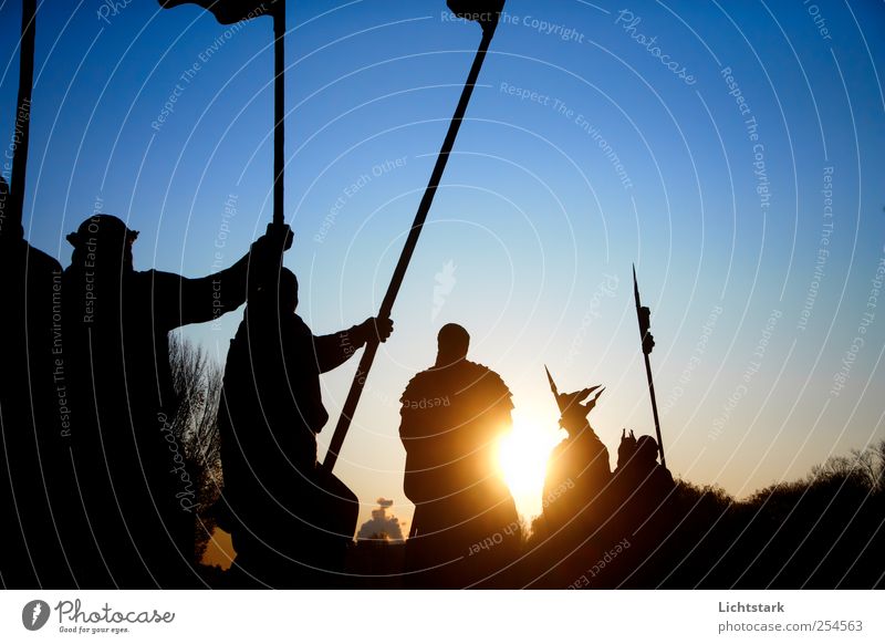 zum licht II Kunst Skulptur Kultur Subkultur Tulln Österreich Sehenswürdigkeit Wahrzeichen Denkmal Metall Zeichen Fahne Lanze Pferd Helm Uniform Bewegung Jagd