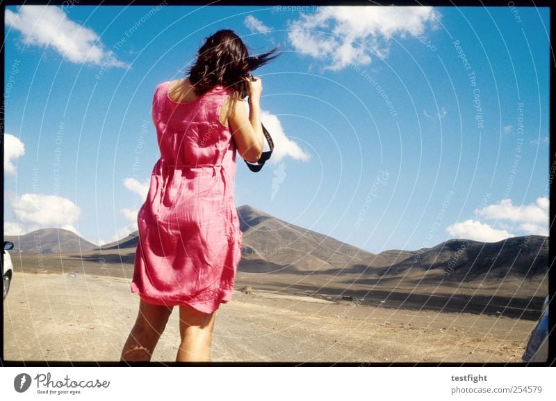 pink Freizeit & Hobby Ferien & Urlaub & Reisen Freiheit Sommer Sonne Berge u. Gebirge feminin Frau Erwachsene 1 Mensch Natur Landschaft Erde Wüste Verkehrswege