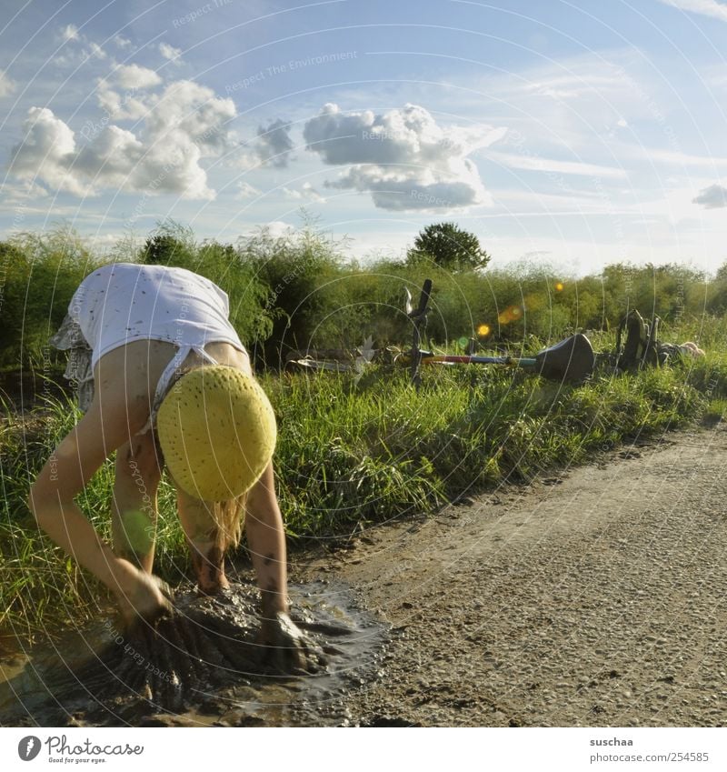 fein matschepampe Kind Mädchen Kindheit Haut Kopf Arme 3-8 Jahre Umwelt Natur Landschaft Himmel Wolken Sommer Schönes Wetter Sträucher Feld dreckig Freude