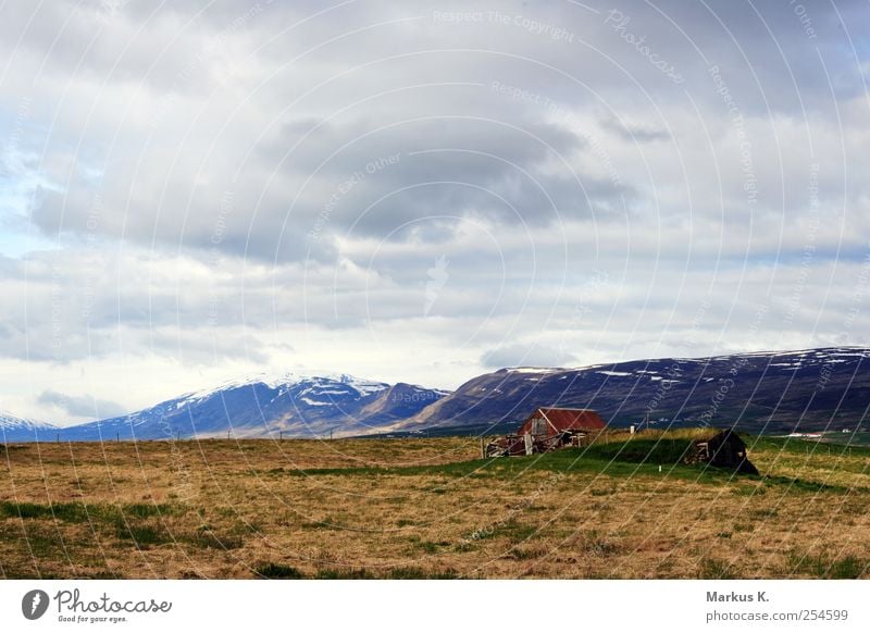 Lonley Mountain Ferne Freiheit Berge u. Gebirge Haus Wolken Gras Island Menschenleer Traumhaus Hütte alt einfach kaputt grün rot Geborgenheit ruhig Einsamkeit