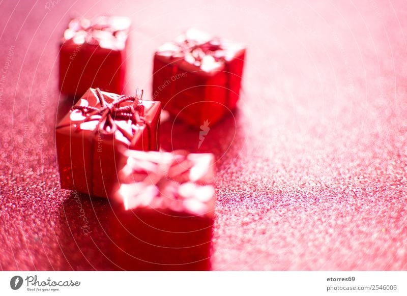 Rote Geschenkboxen und roter Glitzerhintergrund. Gruß Dekoration & Verzierung Ornament hell Ferien & Urlaub & Reisen Feste & Feiern Feiertag Präsentation Stern