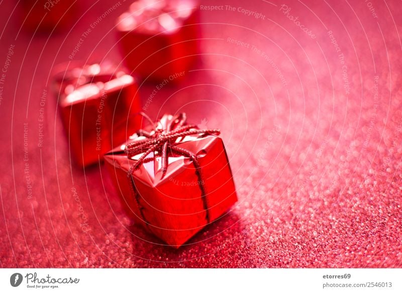 Rote Geschenkboxen und roter Glitzerhintergrund. Gruß Dekoration & Verzierung Ornament hell Ferien & Urlaub & Reisen Feste & Feiern Feiertag Präsentation Stern