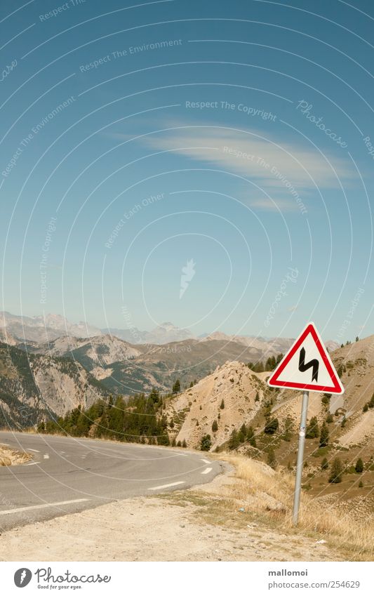 Warnschild in Kurve vor Alpenpanorama Verkehrszeichen Umwelt Natur Landschaft Schönes Wetter Ausflug Berge u. Gebirge Gipfel Kurvenlage Ferien & Urlaub & Reisen