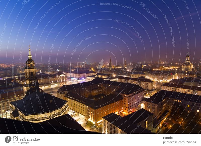 Wunderschöne Nacht in Dresden Deutschland Europa Kleinstadt Stadt Haus Kirche Dom Marktplatz Dach Sehenswürdigkeit historisch blau mehrfarbig gelb Farbfoto