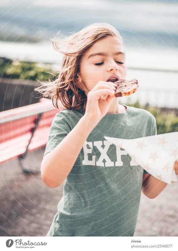 langhaariger Junge geniesst Marmorkuchen Kuchen Serviette Freude Feste & Feiern Geburtstag Kindererziehung maskulin 1 Mensch 8-13 Jahre Kindheit Klima