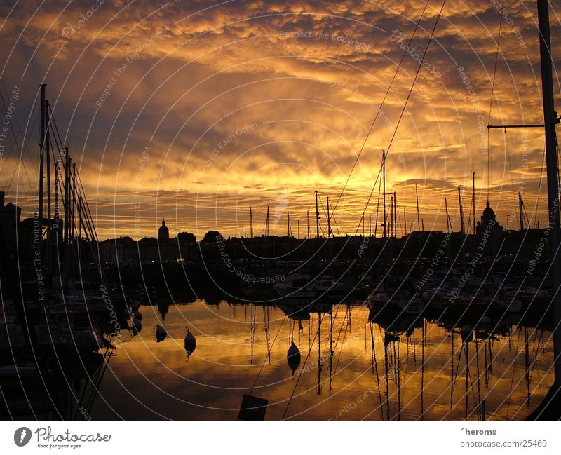 Sonnenuntergang in La Rochelle, Frankreich Hafen Wasserspiegelung Frankfreich