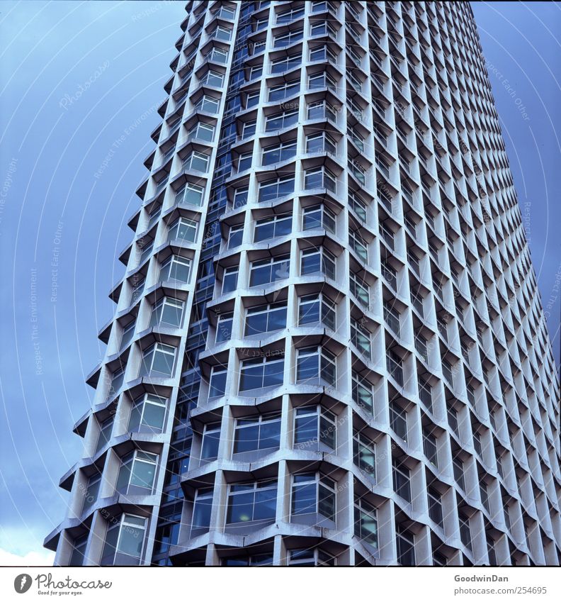 Überblick. II Himmel Stadt Hauptstadt Stadtzentrum Altstadt Fußgängerzone Menschenleer Hochhaus Fassade Fenster gigantisch groß hoch Farbfoto Außenaufnahme Tag