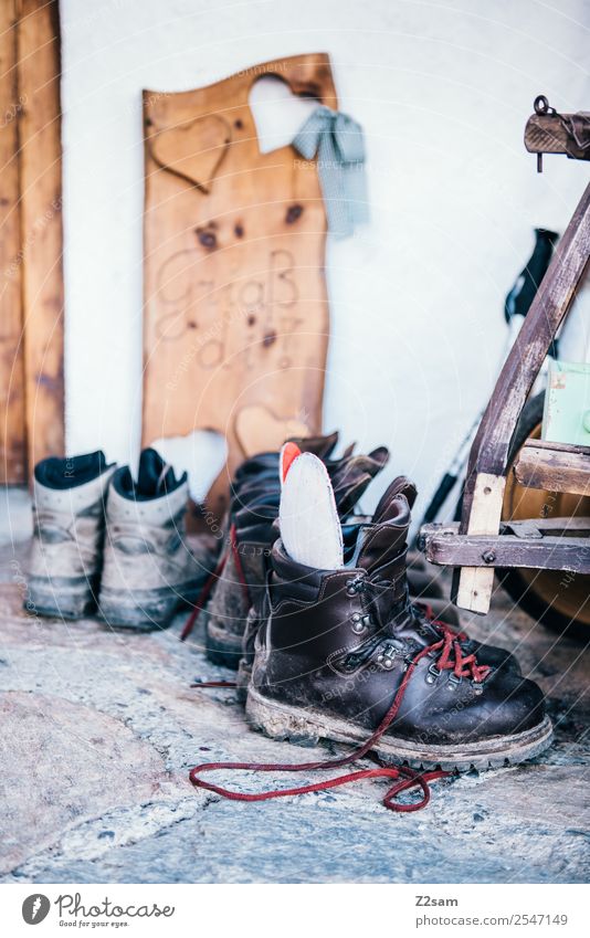 Wanderschuhe auf der Alm Freizeit & Hobby Berge u. Gebirge wandern Schuhe authentisch natürlich sportlich ruhig Fernweh Abenteuer Bewegung Nostalgie Ordnung