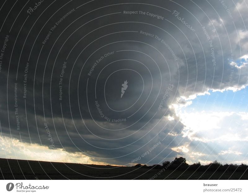 Twister Sturm Wolken Horizont Wind dramatisch Gewitter