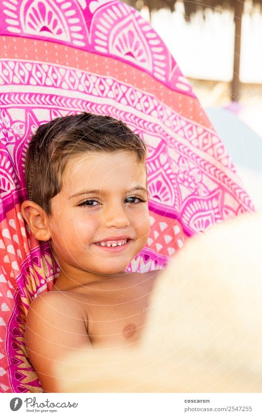 Liebenswertes Kind, das auf einer Hängematte am Strand sitzt. Lifestyle Freude Glück schön Leben Ferien & Urlaub & Reisen Sommer Insel Stuhl Mensch maskulin