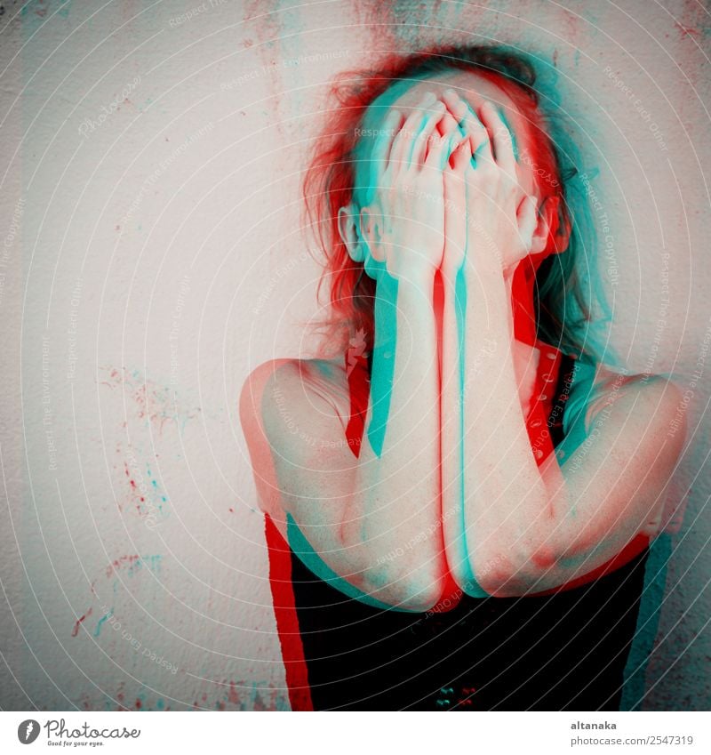 Porträt einer traurigen Frau sitzt im Freien in der Nähe des Hauses in der Tageszeit. Konzept der Traurigkeit. Glitched Stil Foto. Lifestyle Gesicht Mensch