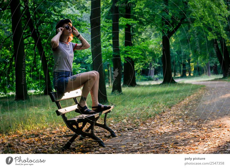 [LS131] - Don’t Look Back In Anger Lifestyle Freizeit & Hobby wandern Junge Frau Jugendliche Erwachsene Leben 13-18 Jahre 18-30 Jahre 30-45 Jahre Umwelt Natur