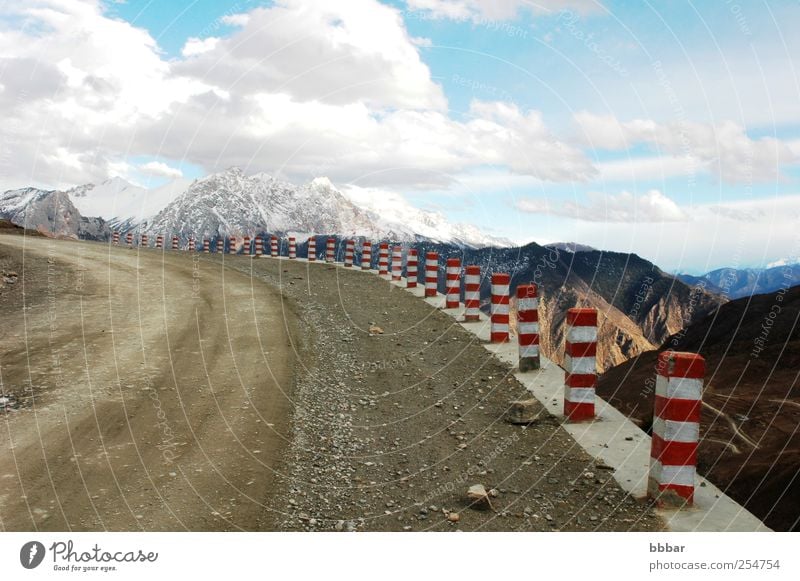 Bergstraße Ferien & Urlaub & Reisen Tourismus Ausflug Abenteuer Sightseeing Winter Schnee Berge u. Gebirge Rennbahn Umwelt Natur Landschaft Himmel Wolken Hügel