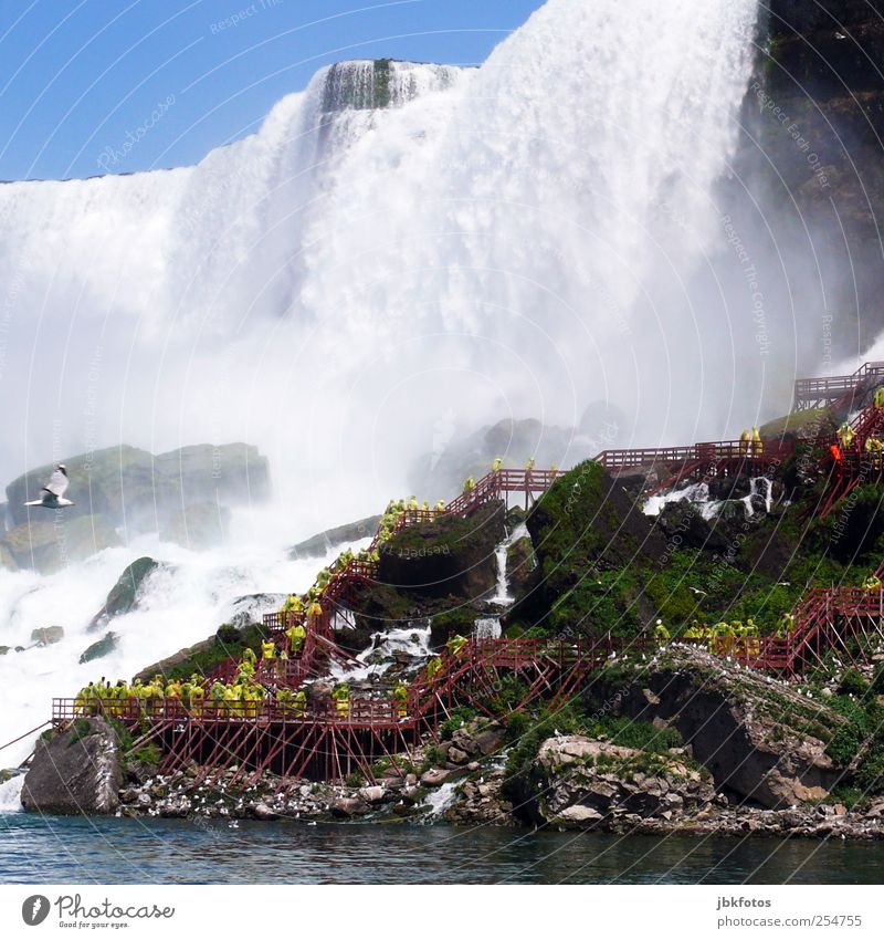 American Niagara Falls Mensch Menschenmenge Fußgänger gigantisch Urelemente Wasser fallen blau Kanada Niagara Fälle Wasserfall Wassermassen Fluss USA Tourismus