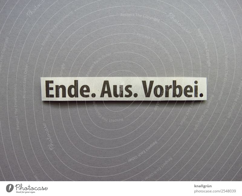 Ende. Aus. Vorbei. Schriftzeichen Schilder & Markierungen Kommunizieren grau schwarz weiß Gefühle Traurigkeit Liebeskummer Enttäuschung Verzweiflung