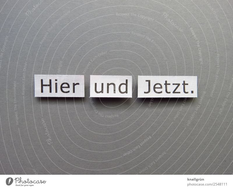 Hier und Jetzt Gegenwart Präsent Hier und jetzt momentan hier Buchstaben Wort Satz Schriftzeichen Typographie Text Sprache Lateinisches Alphabet Letter