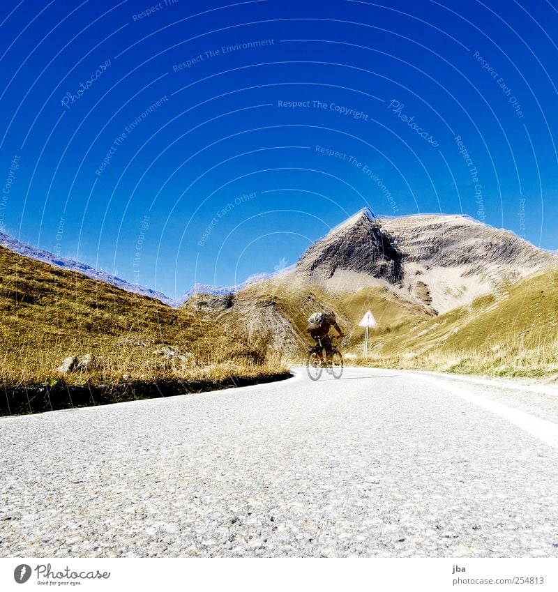 Bergfahrt Leben harmonisch Zufriedenheit Ausflug Fahrradtour Sommerurlaub Berge u. Gebirge 1 Mensch Landschaft Luft Wolkenloser Himmel Herbst Schönes Wetter