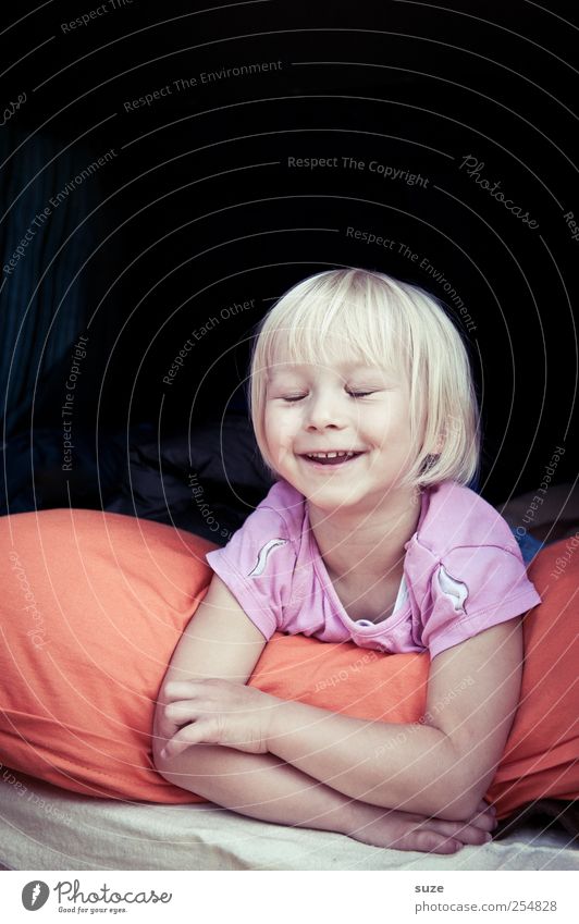 Ha-Ha-Ha Mensch Kind Kleinkind Kindheit Kopf Haare & Frisuren Gesicht 1 3-8 Jahre blond Lächeln lachen liegen Fröhlichkeit Lebensfreude Kissen Farbfoto