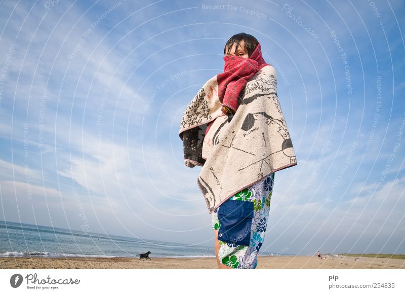 warmduscher Mensch maskulin Junge Kopf Haare & Frisuren Auge 1 8-13 Jahre Kind Kindheit Himmel Wolken Sommer Schönes Wetter Küste Strand Meer Badehose Handtuch