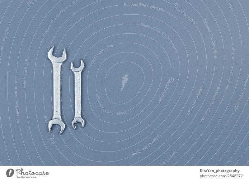 Flache Verlegung von Metallschlüsseln auf grauem Hintergrund Design Glück Freiheit Tapete Feste & Feiern Denkmal blau rot Selbstständigkeit Wehen Amerikaner USA