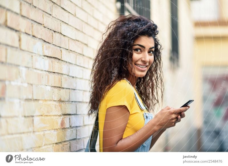 Junge arabische Frau beim SMSen mit ihrem Smartphone Lifestyle Stil Glück schön Haare & Frisuren Telefon PDA Technik & Technologie Mensch feminin Mädchen