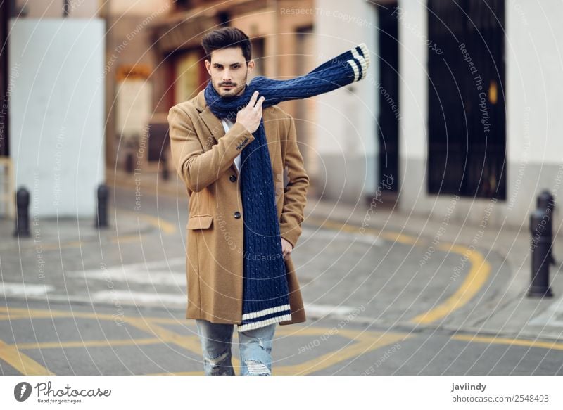 Junger Mann in Winterkleidung auf der Straße Lifestyle elegant Stil schön Haare & Frisuren Mensch maskulin Jugendliche Erwachsene 1 18-30 Jahre Herbst Mode