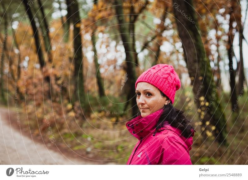 Reife Frau Lifestyle schön Gesicht Freiheit Winter Mensch Erwachsene Natur Herbst Baum Blatt Park Wald Mode Hut brünett lang natürlich niedlich rosa schwarz