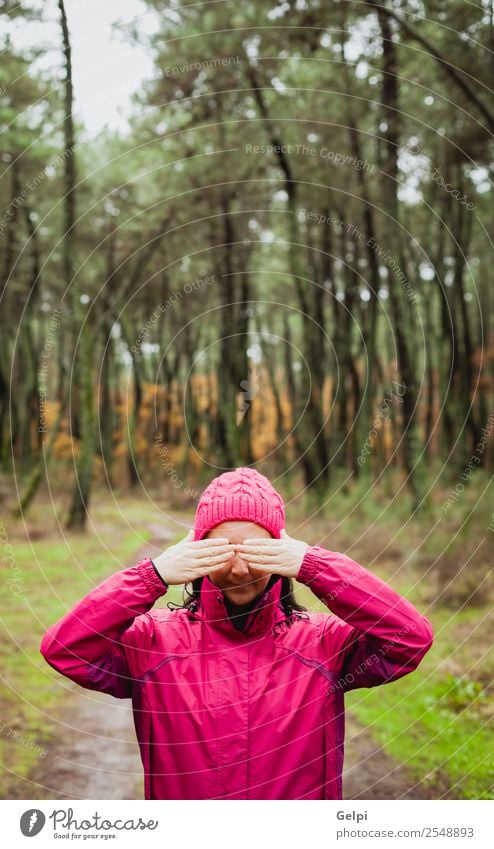 Reife Frau Lifestyle schön Gesicht Freiheit Winter Mensch Erwachsene Natur Herbst Baum Blatt Park Wald Mode Hut brünett natürlich niedlich rosa weiß Model