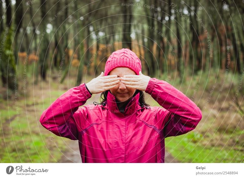 Reife Frau Lifestyle schön Gesicht Freiheit Winter Mensch Erwachsene Natur Herbst Baum Blatt Park Wald Mode Hut brünett natürlich niedlich rosa weiß Model