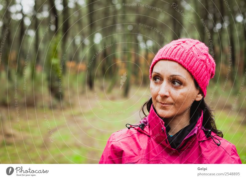 Reife Frau Lifestyle schön Gesicht Freiheit Winter Mensch Erwachsene Natur Herbst Baum Blatt Park Wald Mode Hut brünett lang natürlich niedlich rosa schwarz