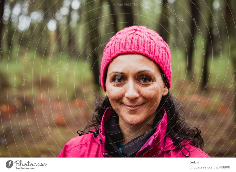 Reife Frau Lifestyle schön Gesicht Freiheit Winter Mensch Erwachsene Natur Herbst Baum Blatt Park Wald Mode Hut brünett lang natürlich niedlich rosa schwarz