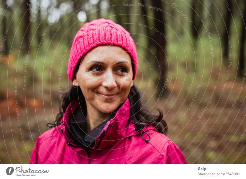 Reife Frau Lifestyle schön Gesicht Freiheit Winter Mensch Erwachsene Natur Herbst Baum Blatt Park Wald Mode Hut brünett lang natürlich niedlich rosa schwarz