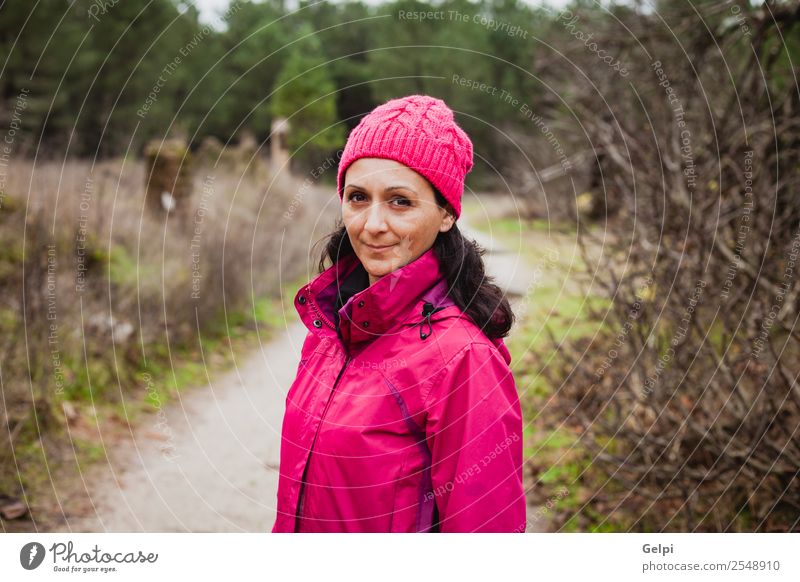 Reife Frau Lifestyle schön Freiheit Winter wandern Mensch Erwachsene Natur Herbst Baum Blatt Park Wald Wege & Pfade Mode Hut brünett lang natürlich niedlich